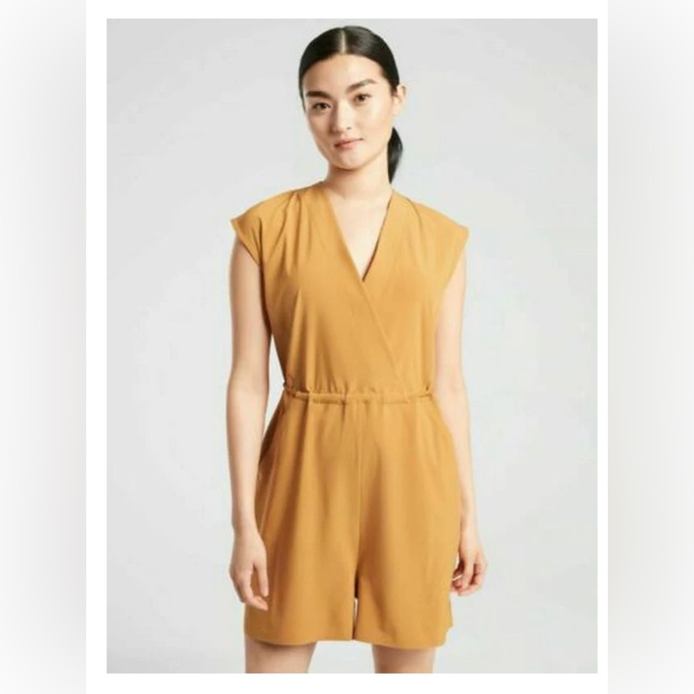ATHLETA Marlow Romper Womens MED Tuscan Gold Pockets Stretch V-neck 558666 NWOT